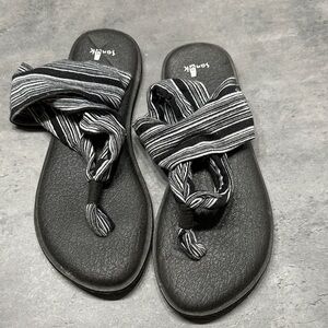 Sanuk size 8 Black and White Striped Sandals